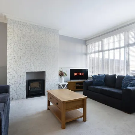 Cosy 3br Weekly Stay, Central, Parking, Ideal For Work Vakantiehuis *