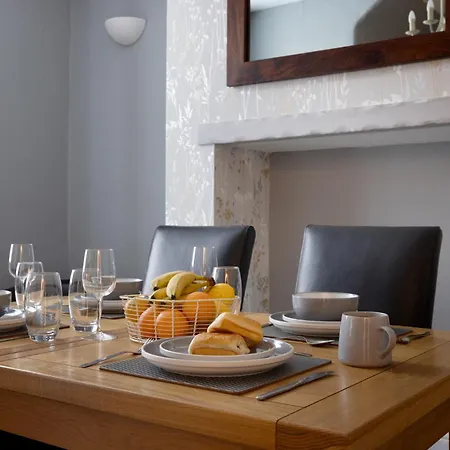 Cosy 3br Weekly Stay, Central, Parking, Ideal For Work Vakantiehuis *