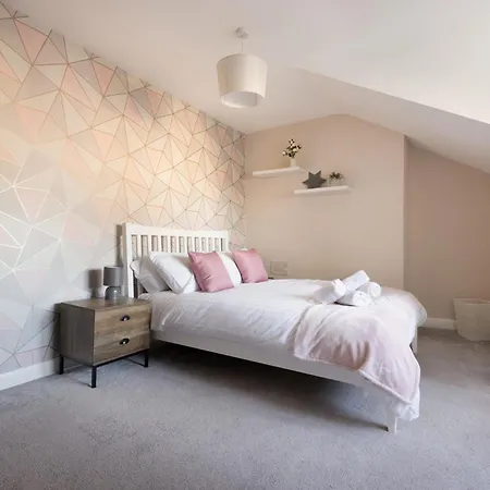 Cosy 3br Weekly Stay, Central, Parking, Ideal For Work Vakantiehuis *