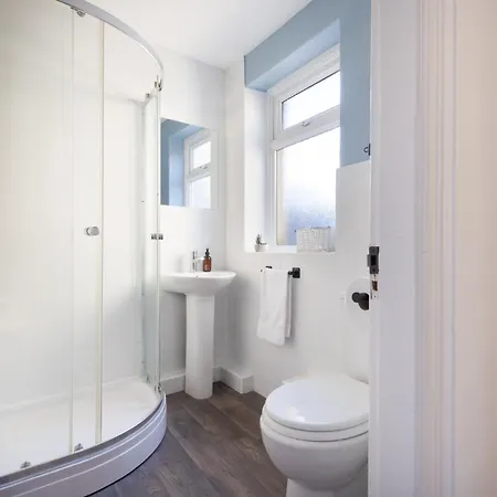 Vakantiehuis Cosy 3br Weekly Stay, Central, Parking, Ideal For Work *