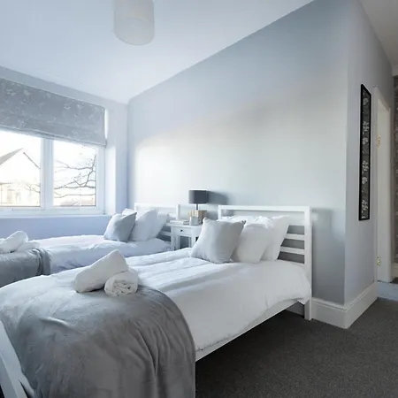 Cosy 3br Weekly Stay, Central, Parking, Ideal For Work هاروغايت