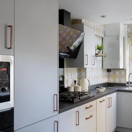 Vakantiehuis Cosy 3br Weekly Stay, Central, Parking, Ideal For Work