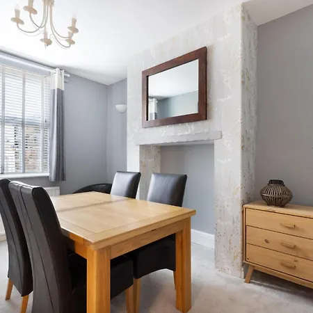 Cosy 3br Weekly Stay, Central, Parking, Ideal For Work